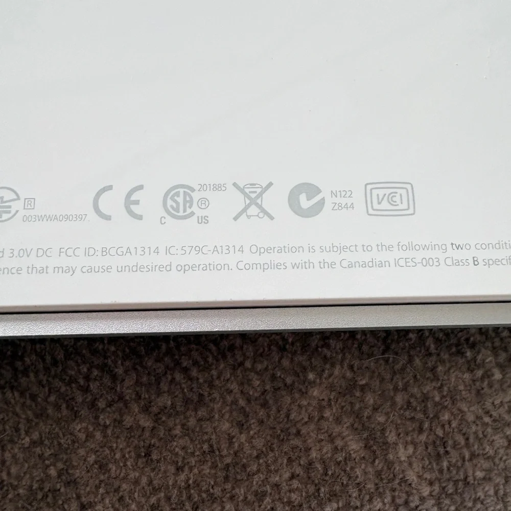 Wireless White Keyboard Apple magic wireless keyboard , like new